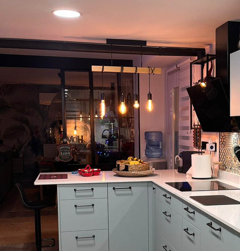 Cocina rectangular con península.